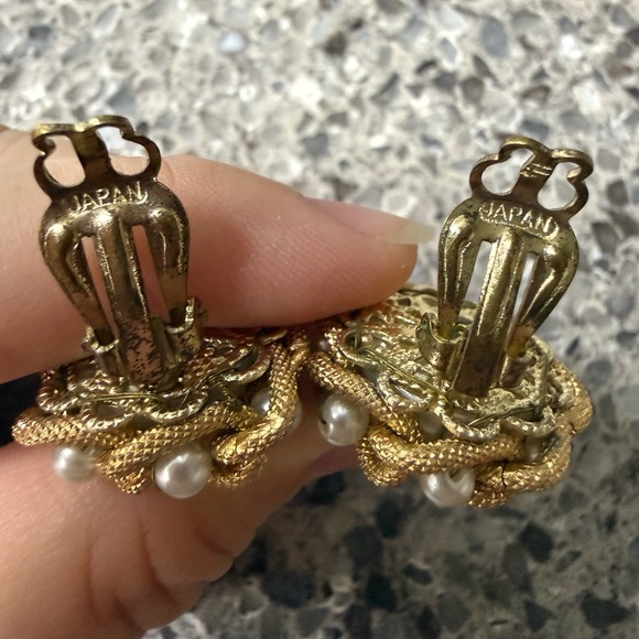 Vintage Signed Japan Faux Pearl Gold Tone Mesh Clip On Earrings - Picture 2 of 4